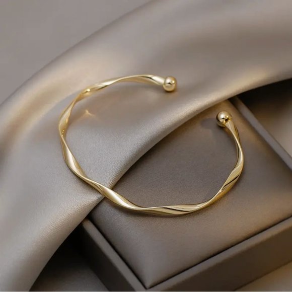 14K Gold Filled Bangle Bracelet - Picture 1 of 4